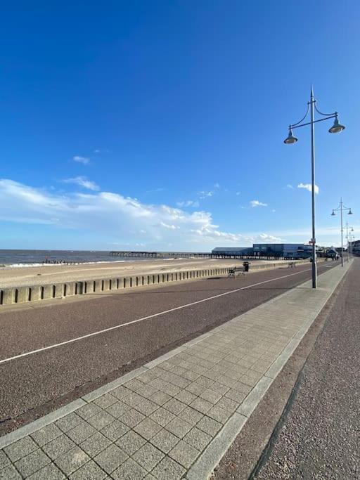 The Beach Suite - Top Floor With Easy Invest Lowestoft Extérieur photo
