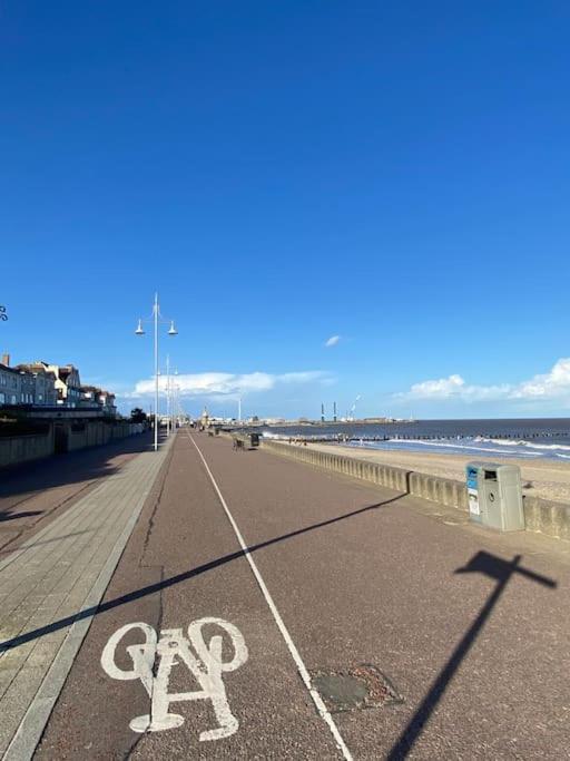 The Beach Suite - Top Floor With Easy Invest Lowestoft Extérieur photo